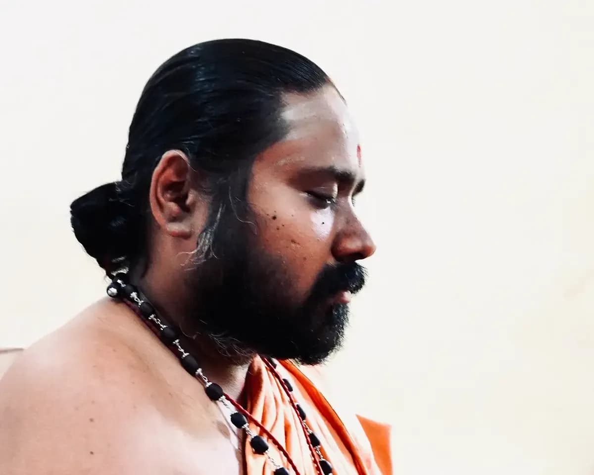 Sri Aascharyanandha in meditation